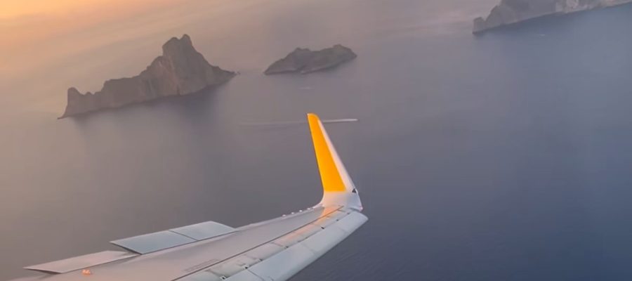 Avion-sobrevolando-Ibiza